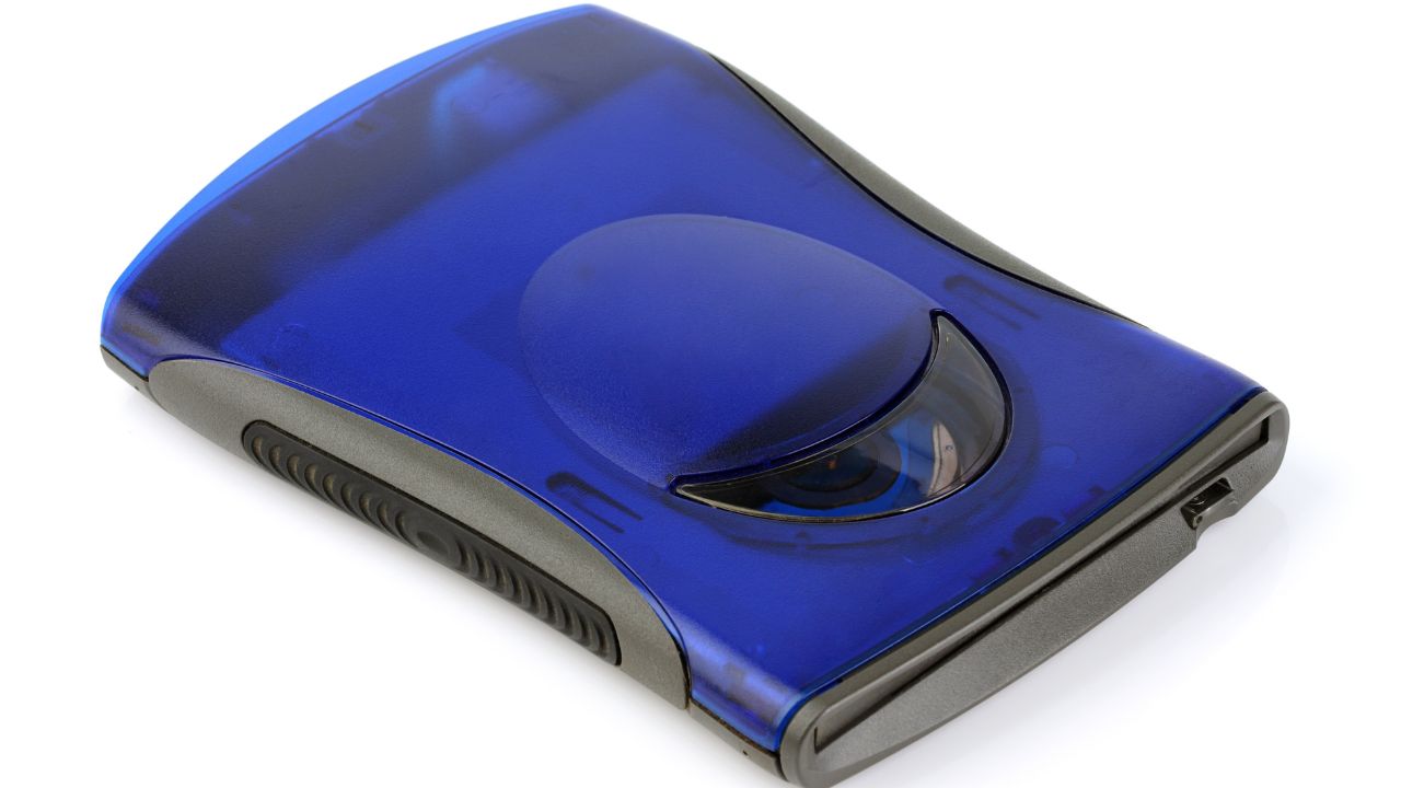 el “pendrive” de los años 90 — con hasta 100 MB de espacio, era la solución high-tech para quienes pensaban que el disquete era demasiado pequeño y el CD aún lejano.