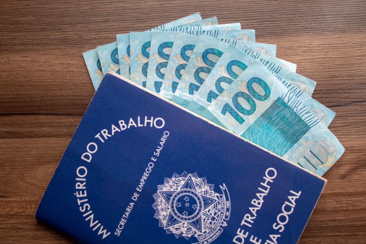 O 13º salário será pago em duas parcelas até dezembro; especialistas recomendam quitar dívidas e planejar investimentos para aproveitar melhor o valor recebido