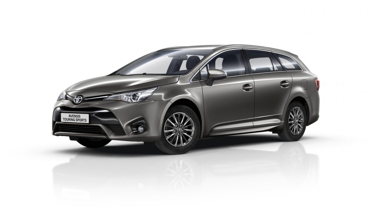 El Toyota Avensis que nunca funcionó en Brasil, pero entregaba motor 2.0 confiable, consumo de hasta 12 km/l, autonomía de 720 km y espacio de sedán medio europeo