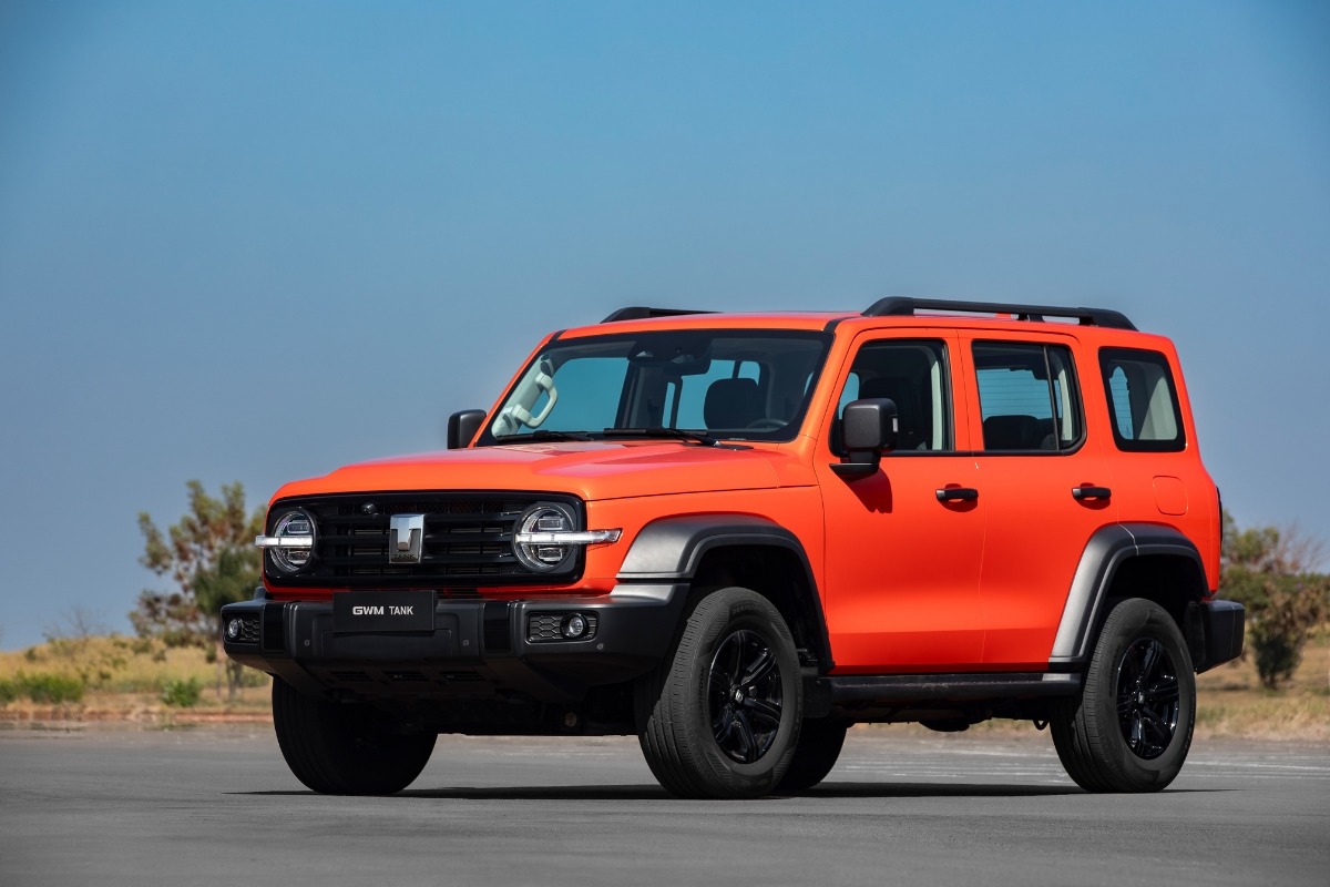 Tank 300 híbrido flex chega em 2026 com 394 cv, câmbio de 9 marchas e tração 4x4, reforçando a ofensiva da GWM no Brasil.