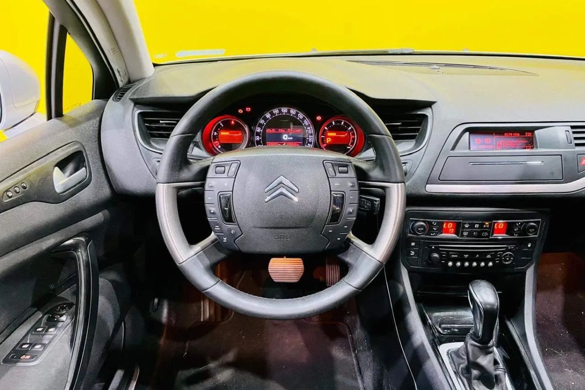 Muitos desses carros fracassaram não por falta de design ou equipamentos, mas porque uniam motores fracos, peças caríssimas e fama de problemas crônicos, o que destruiu seu valor no mercado.