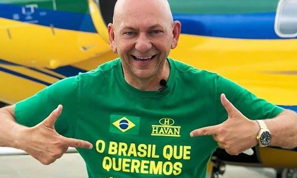 Luciano Hang relembra no Flow Podcast como abriu a primeira loja da Havan, que cresceu de uma sala pequena para 3 mil m² em três anos.