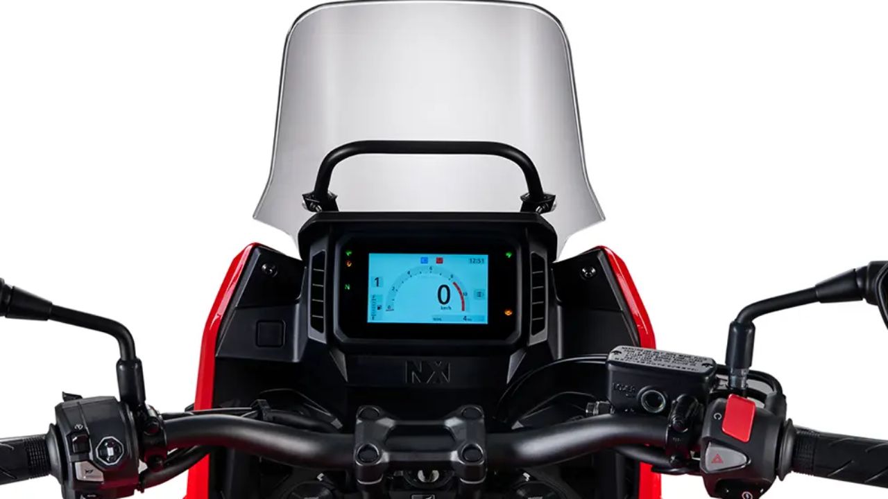 El diseño de la Honda NX500 se destaca por su diseño más voluminoso y robusto, con nuevas entradas de aire que refuerzan su identidad aventurera y mejoran la aerodinámica.