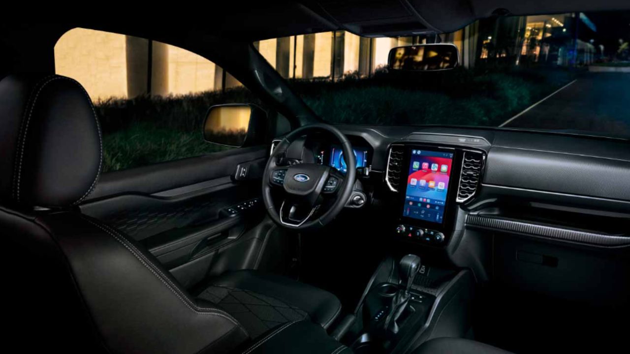 El interior de la Ford Ranger Black destaca por la tecnología con pantallas digitales y conectividad inalámbrica, sorprendiendo por el espacio y la comodidad, a pesar del acabado simple y funcional.