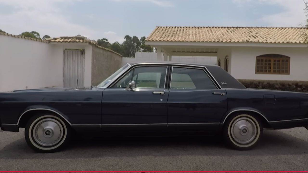 El éxito del diseño del Ford Landau residía en su elegancia imponente, donde las líneas rectas y proporciones grandiosas comunicaban instantáneamente lujo, poder y sobriedad sin necesidad de exageros. Imagen: Canal Opinión Sincera