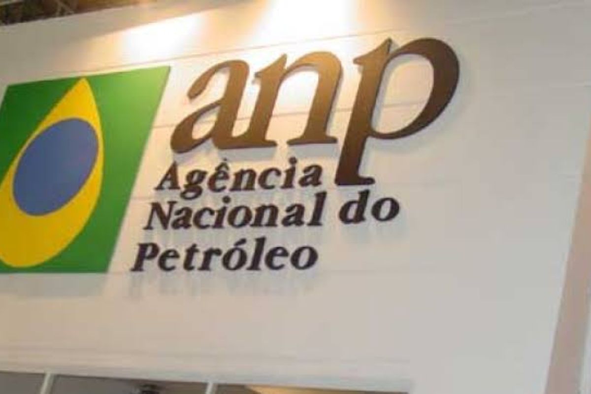 A ANP interditou a Refit após operações ligadas à Cadeia de Carbono e Carbono Oculto, envolvendo fiscalização de combustíveis, importação de nafta, licenças, tanques e segurança industrial