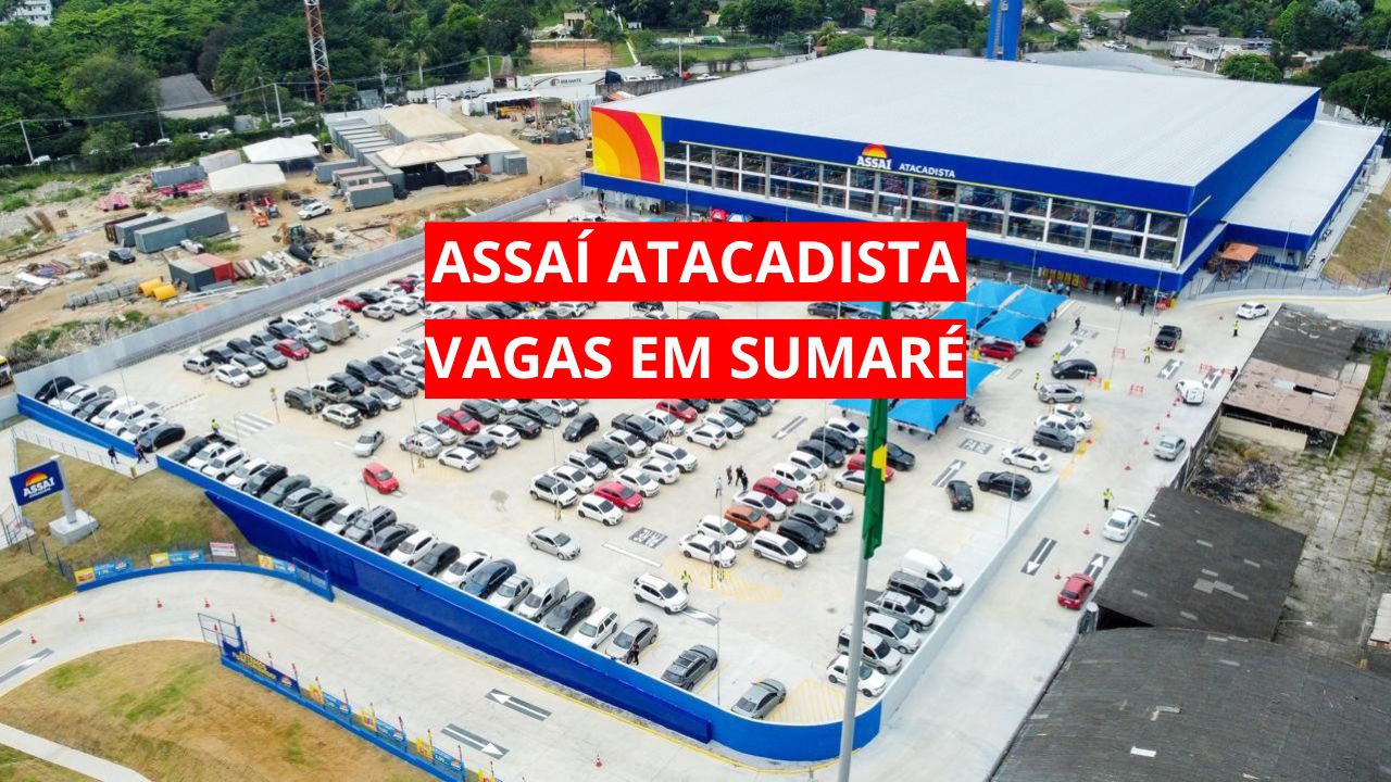 Vista aérea da fachada da loja Assaí Atacadista em Sumaré, com estacionamento amplo e sinalização de entrada e saída