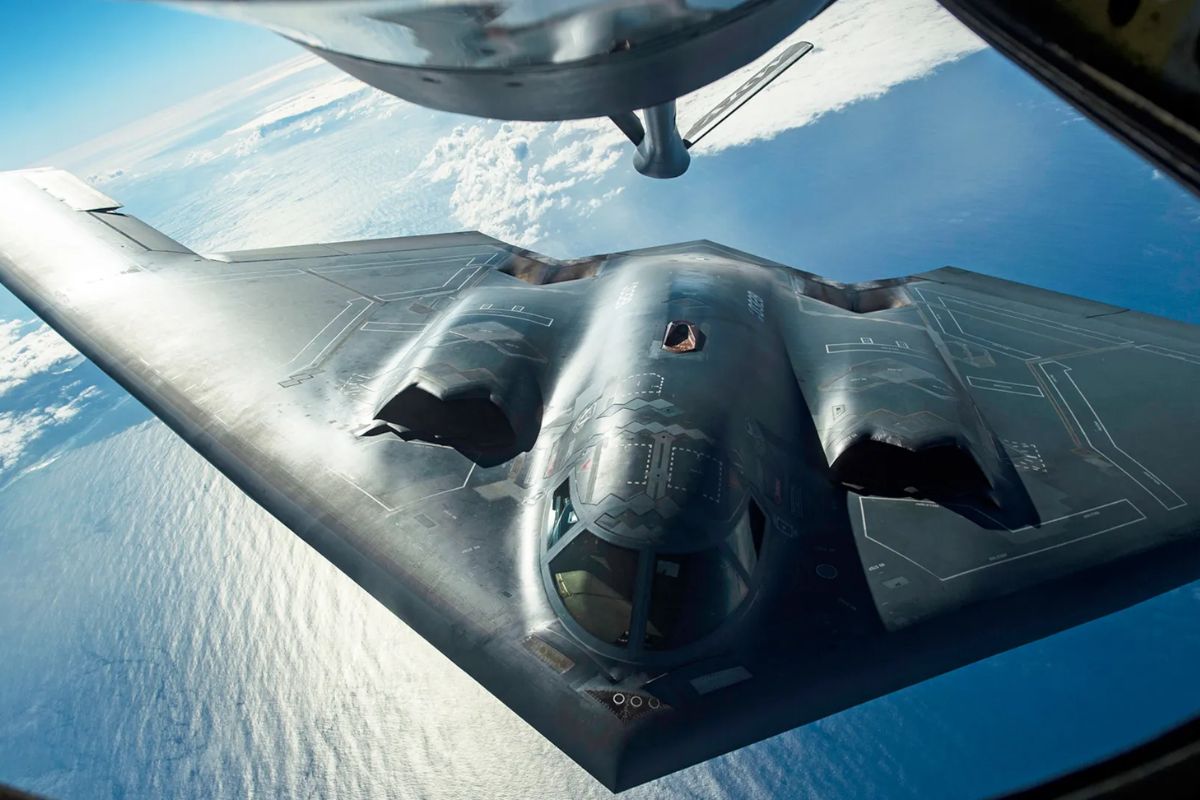 O B-2 Spirit, primeiro bombardeiro stealth do mundo, continua sendo o avião mais caro da história da aviação: cada unidade custou mais de US$ 2 bilhões, mas apenas 21 exemplares foram produzidos — e todos pertencem exclusivamente aos Estados Unidos.