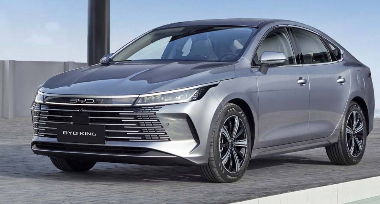 Com até 44,2 km/l, o BYD King GS 2026 supera o Corolla híbrido, traz 235 cv, ampla lista de equipamentos e interior refinado.