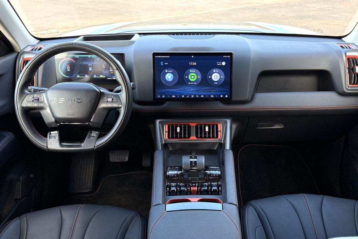 Picape da marca chinesa chega ao Brasil com pacote tecnológico robusto, suspensão traseira de molas helicoidais e conforto elevado, mas capacidade de carga limitada a 840 kg.