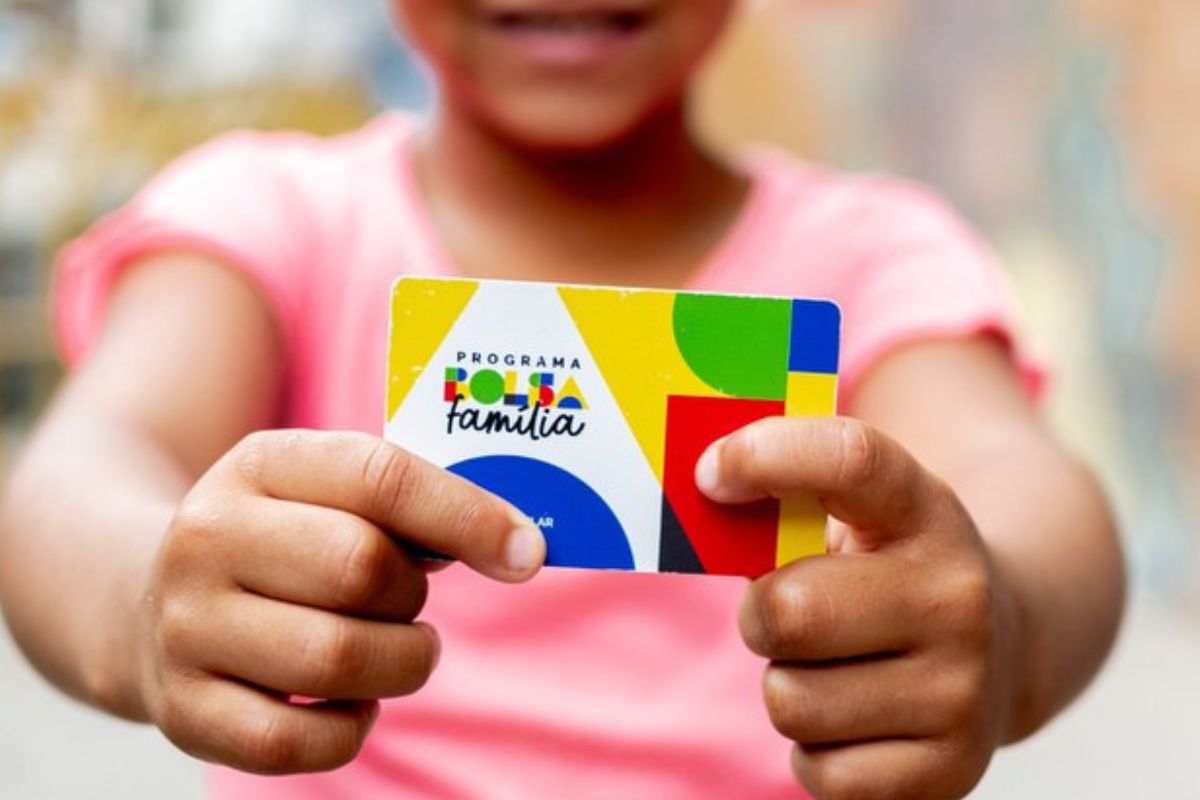 O Bolsa Família paga hoje a parcela de setembro para beneficiários com NIS final 9, com R$ 600 garantidos, extras por criança e consulta no Caixa Tem.