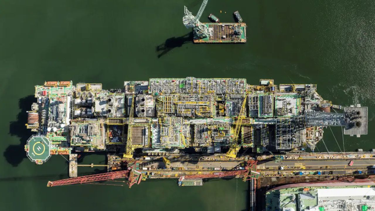 Aérea da plataforma offshore P-78 da Petrobras no Campo de Búzios, mostrando estrutura complexa com heliponto, módulos industriais e guindastes em operação sobre águas calmas da Bacia de Campos.