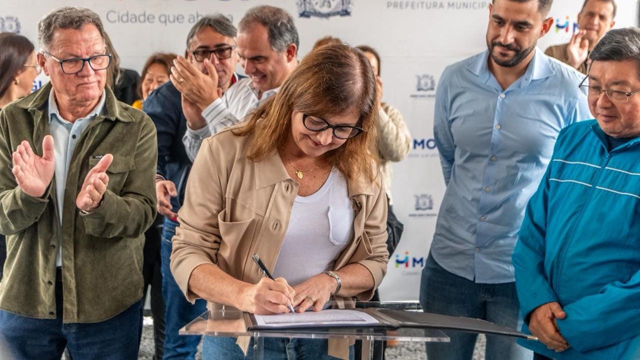 Prefeita Mara Bertaiolli assina documento oficial em cerimônia pública com autoridades e moradores de Mogi das Cruzes