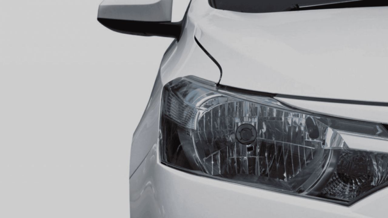 Multa por farol desligado nas rodovias em 2025: R$ 130,16 e 4 pontos na CNH. Saiba quando é obrigatória essa regra e por que é importante usá-la.