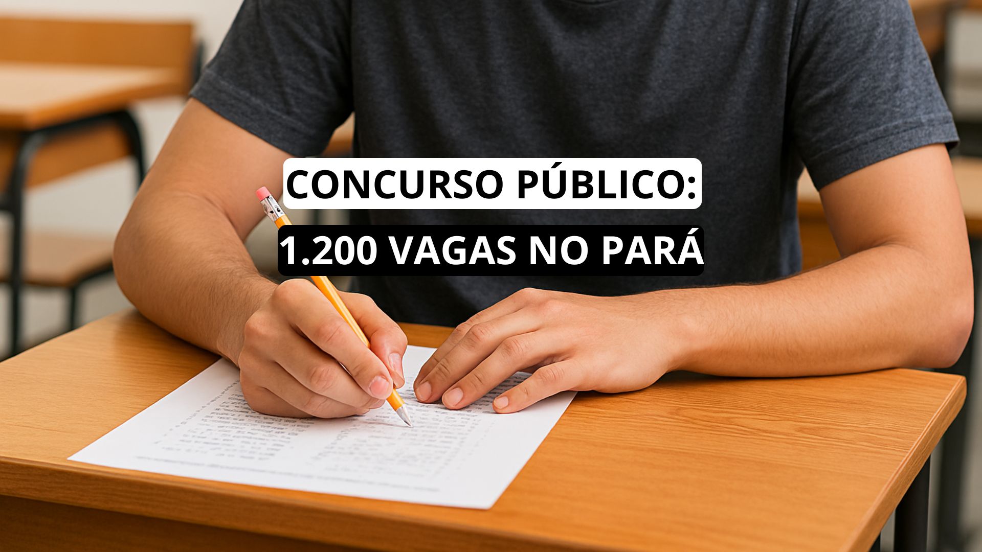 Pessoa realizando prova escrita em sala de aula, com foco na folha de respostas e na mesa, representando momento de avaliação em concurso público.