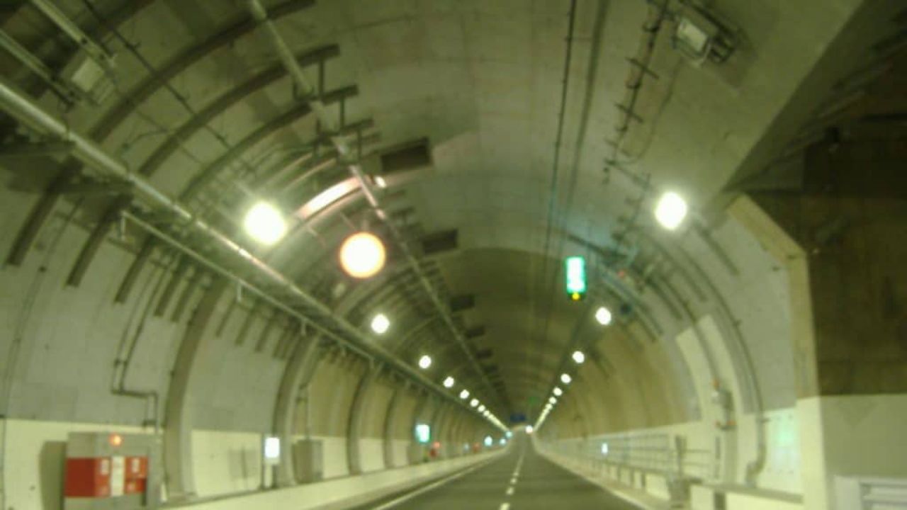 Descubra los mayores túneles del mundo, sus extensões, ubicación y finalidad, de Lærdal en Noruega al WestConnex en Australia, y sepa cómo transforman la movilidad global.