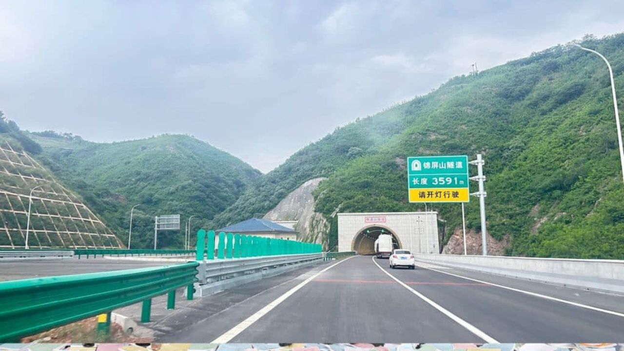 Descubra los mayores túneles del mundo, sus extensiones, ubicación y finalidad, de Lærdal en Noruega al WestConnex en Australia, y sepa cómo transforman la movilidad global.