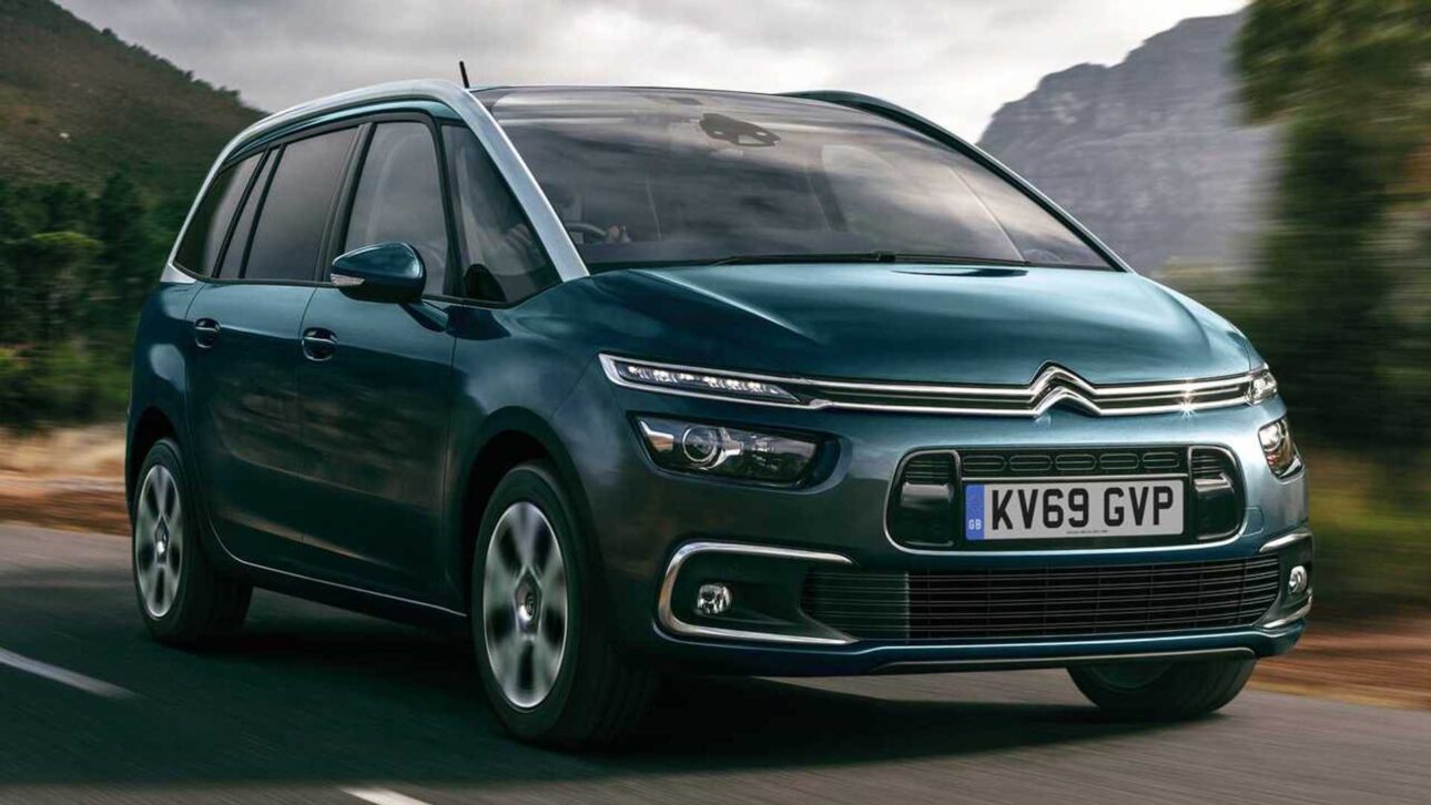 Raro en Brasil, el Citroën Grand C4 Picasso combina motor 1.6 THP, 7 lugares, entre-ejes de camioneta y autonomía de 684 km en un monovolumen a la vanguardia de su tiempo.
