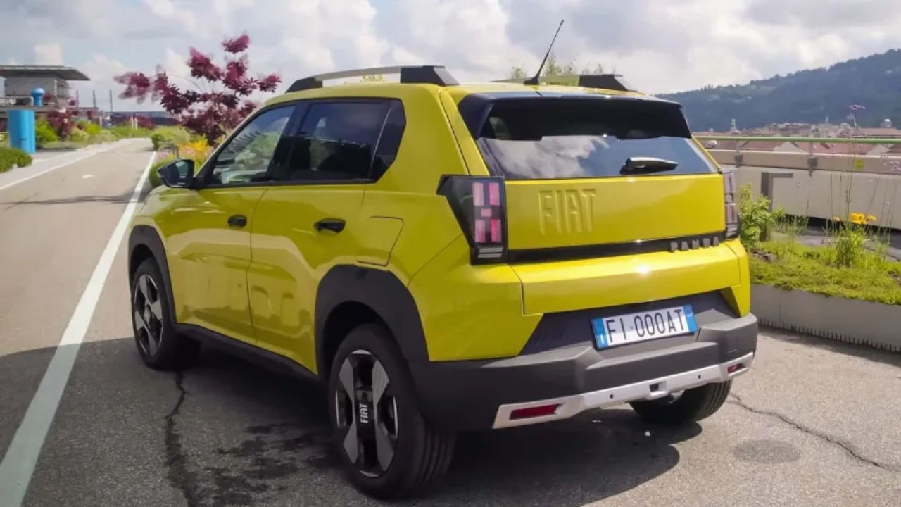 El diseño del nuevo Fiat Grande Panda apuesta por un visual neorretro, combinando formas robustas de SUV con las líneas cuadradas que remiten al icónico modelo original de los años 80. Foto: Divulgación/Fiat 