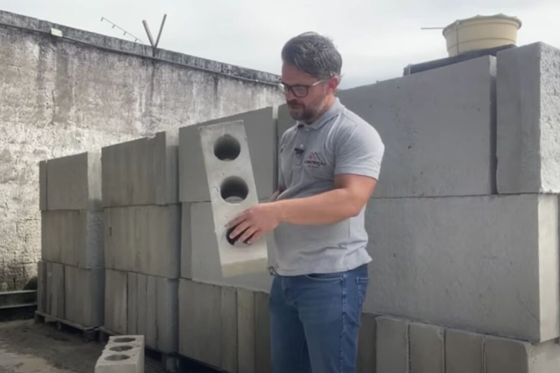 Construcción 5× más rápida y 50% más barata: bloques de 0,5 m², argamasa 90% menor y vigas sin madera transforman obra; albañil llega a 100 m²/día