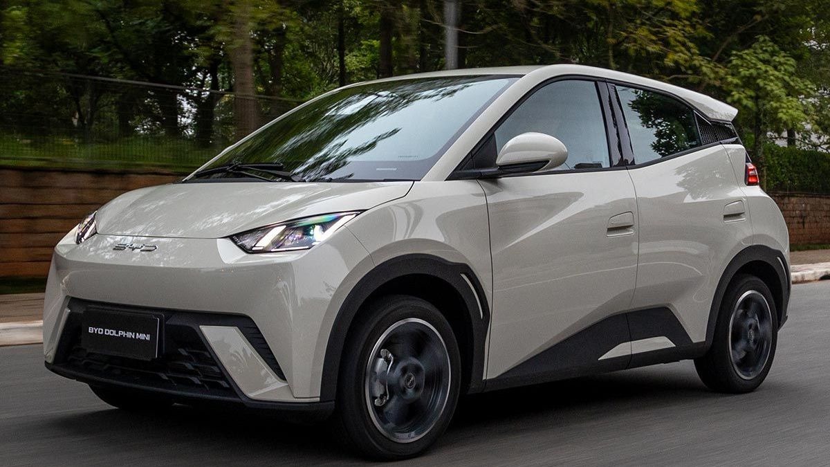 BYD Dolphin Mini perde apenas 7,8% em um ano, contra 17% do Volkswagen Polo, e conquista 21.968 vendas em 2024.