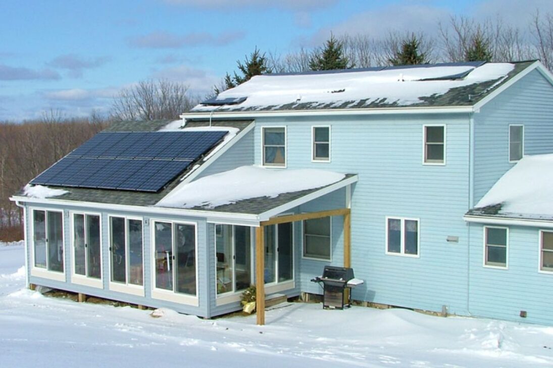 Estudio Revela que Paneles Solares Funcionan Incluso Bajo Nieve y Frío Intenso, Desmintiendo el Mito de que No Tendrían Futuro en la Producción de Energía Limpia