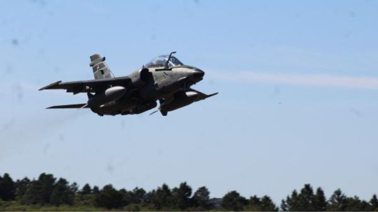 La Fuerza Aérea Brasileña Participa de la Nueva Fase de la Operación Atlas: Aeronaves A-1M se Desplazaron a Roraima Este Martes (23)