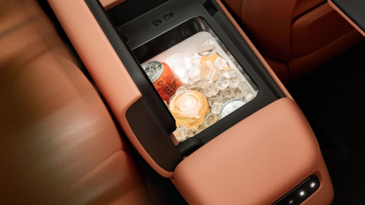 El interior del GAC Aion V impresiona por el acabado premium y lujos inesperados como heladera que calienta y asientos con masaje, pero falla extrañamente al no incluir una guantera.