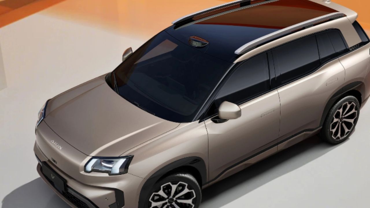 Con un visual "bonito" que remite al Mini John Cooper Works, el diseño del GAC Aion V está marcado por la iluminación full LED y manijas retráctiles, adoptando la parte delantera sin parrilla característica de los eléctricos.