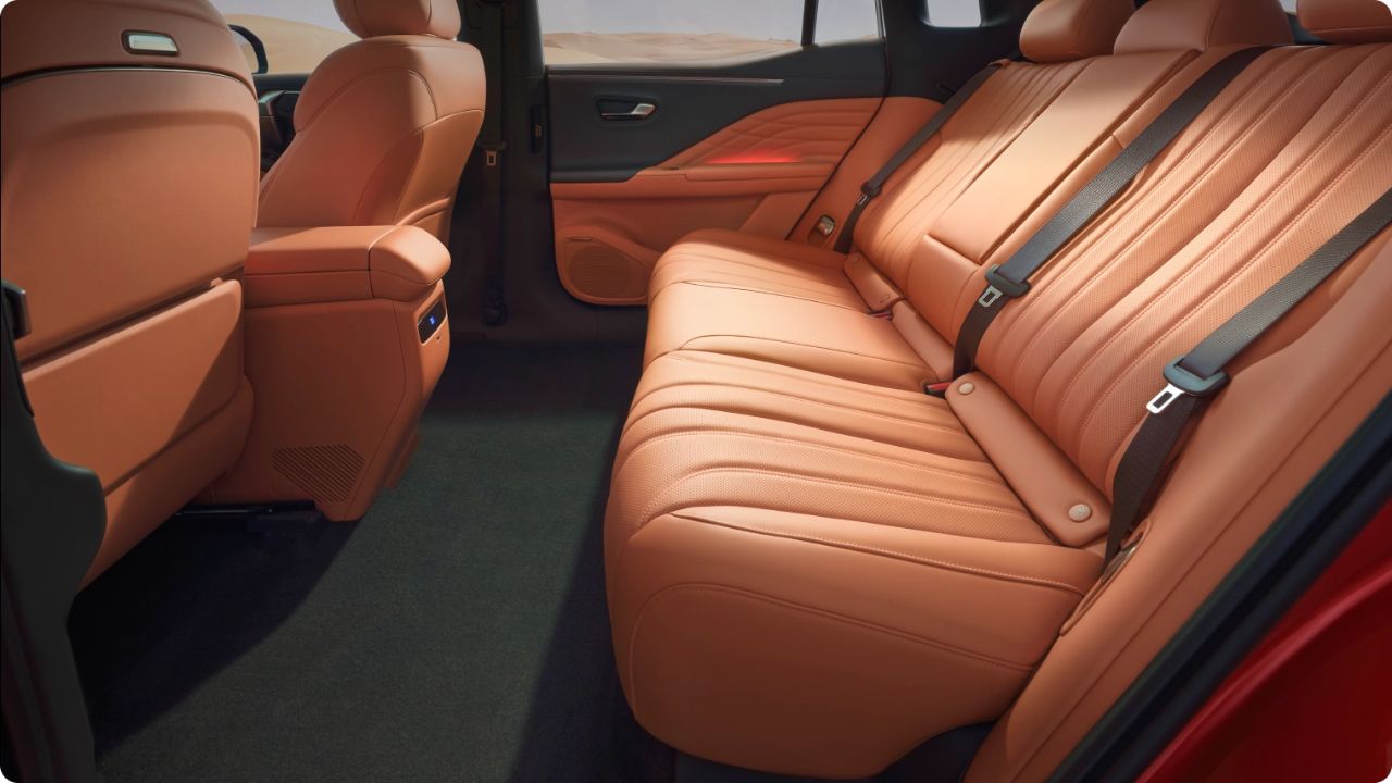 GAC Aion V custa R$ 220 mil, preço de T-Cross, vem com geladeira que vira micro-ondas, massagem nos bancos e vira cama de casal