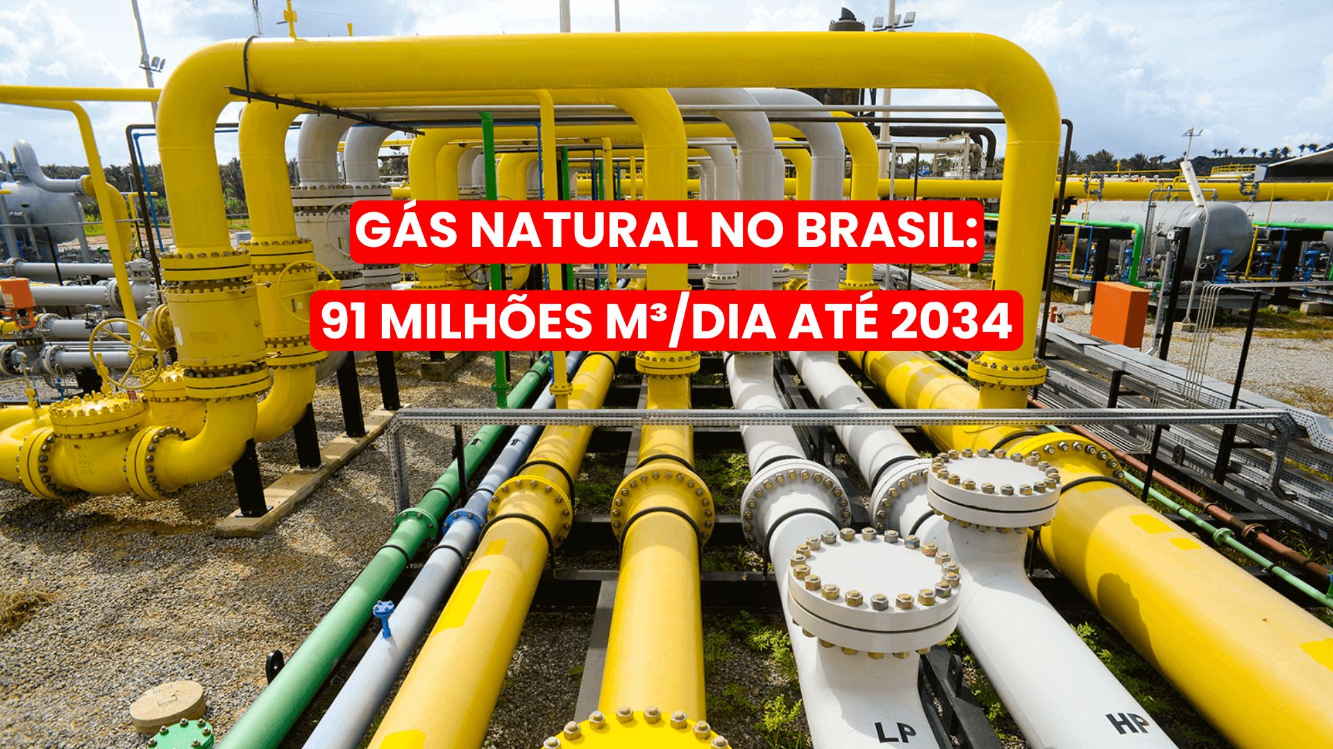 Tubulações industriais amarelas e brancas de uma usina de processamento ou distribuição de gás natural.