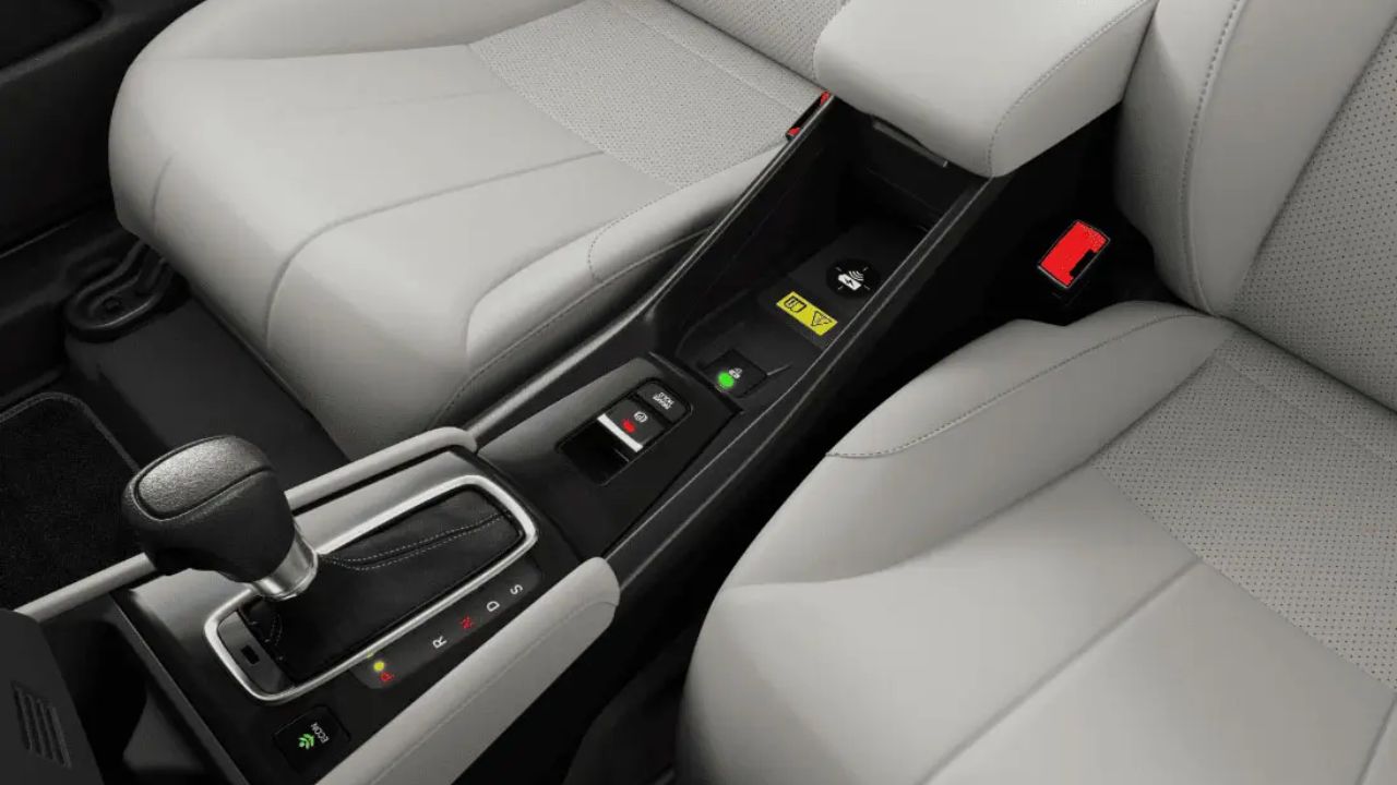 En el Honda City EX, la tecnología de seguridad avanzada y la conectividad inalámbrica están perfectamente integradas en una cabina espaciosa y cómoda, creando un ambiente donde el bienestar y la tranquilidad del conductor son la prioridad.