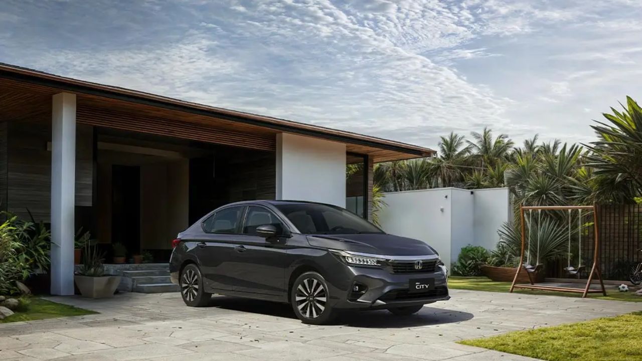El diseño del Honda City EX combina elegancia atemporal con toques de modernidad, donde el facelift sutil en los parachoques y la parrilla frontal crea una apariencia sofisticada y equilibrada, que agrada sin necesitar de exageraciones.