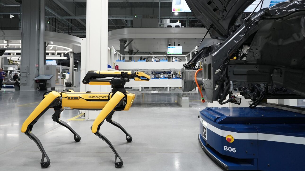 Perro-robot Spot inspeccionando parte de la carrocería de un Ioniq, mostrando alta tecnología de control de calidad y automatización.
(Imagen: Hyundai Motor Group Innovation Center vía T3 — imagen de fábrica futurista, robots de inspección)