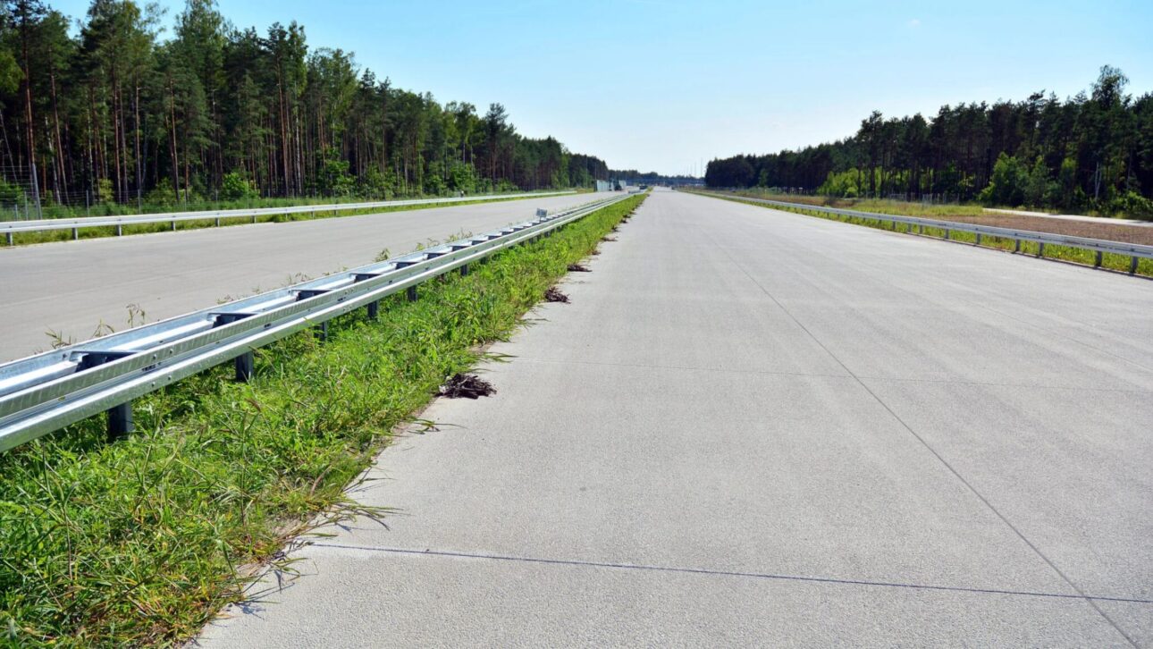 Carretera de concreto en EE.UU. destaca durabilidad, pavimento rígido e infraestructura eficiente en el transporte. (Imagen: Grand Warszawski / iStock)
