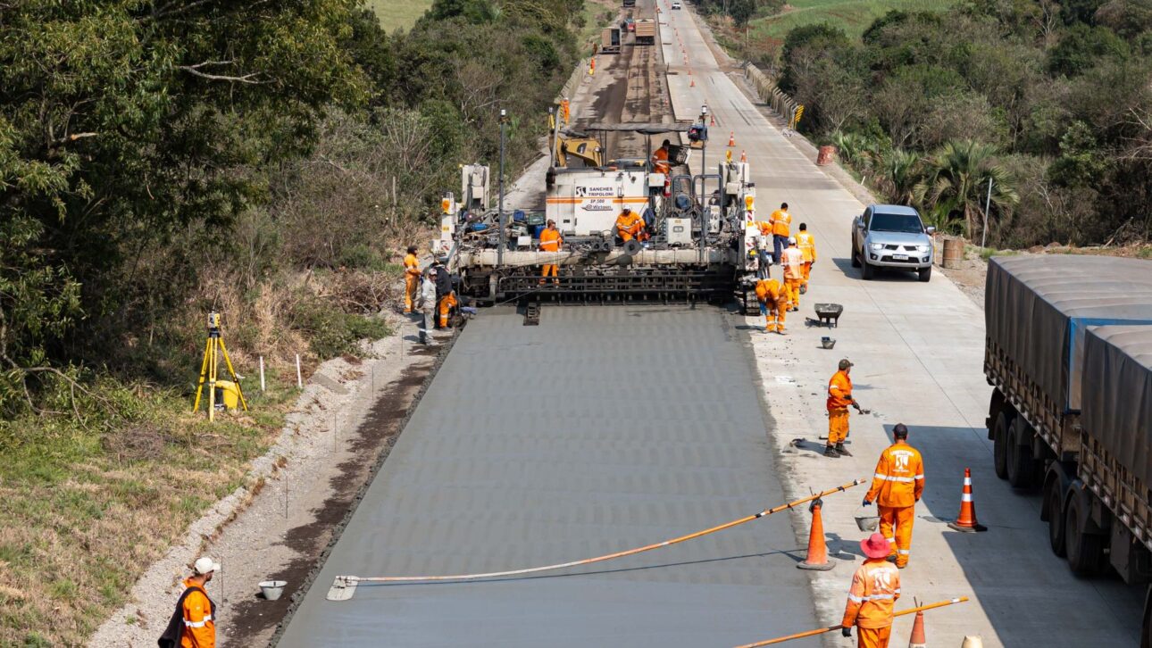 Intersección rodoviaria en concreto en Paraná evidencia durabilidad, pavimento rígido y modernización de la infraestructura. (Imagen: DER-PR)