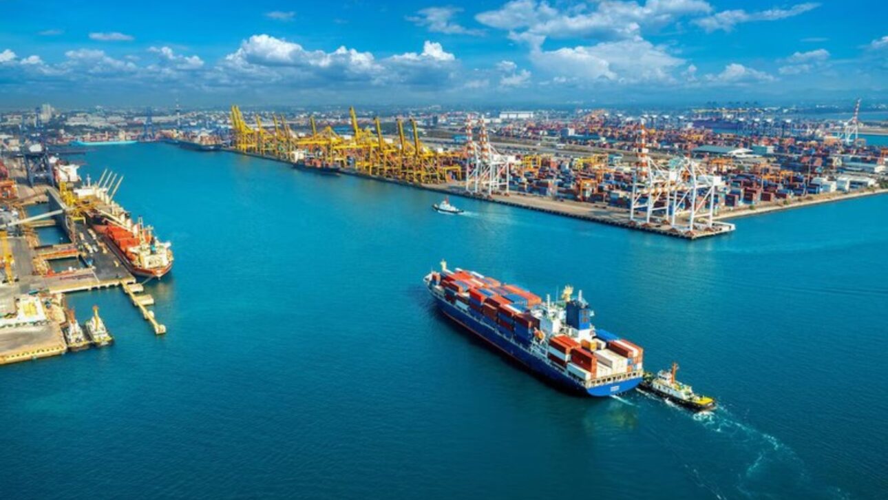 Puerto marítimo con contenedores y barcos simboliza nueva ruta Brasil-China ampliando exportaciones del agro y bioeconomía regional. (Imagen: Divulgación oficial del gobierno)