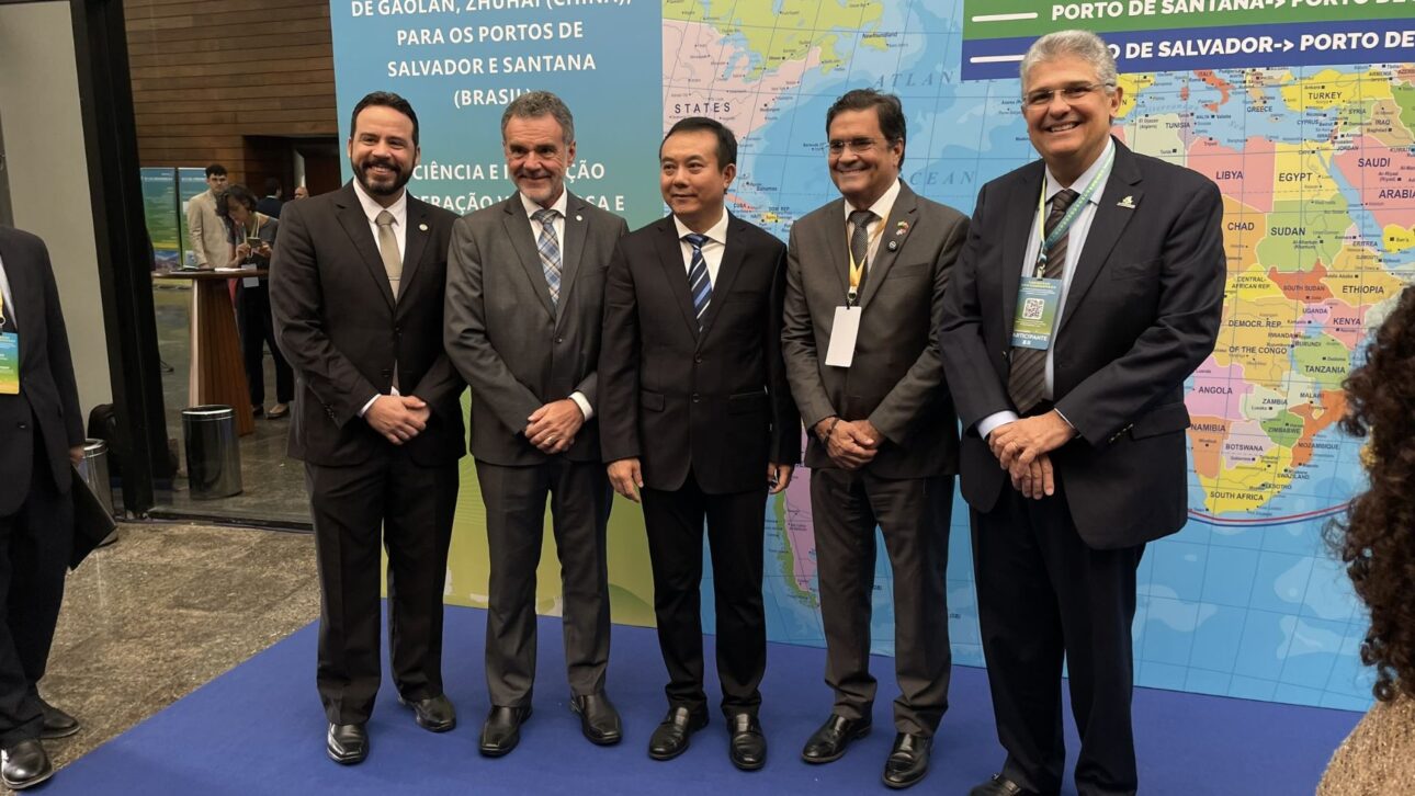 Ceremonia oficial de la nueva ruta directa entre Santana y Zhuhai refuerza cooperación y desagüe del agro brasileño." (Imagen: Abrafrutas / Comexdobrasil)