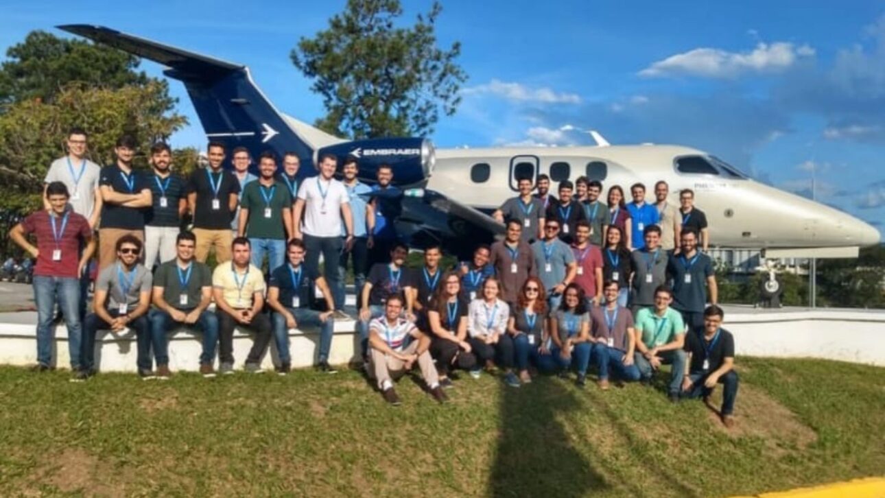 Estudiantes del PEE frente a una aeronave de Embraer simbolizan inmersión práctica y formación en ingeniería aeronáutica. (Imagen: Poder Aéreo)