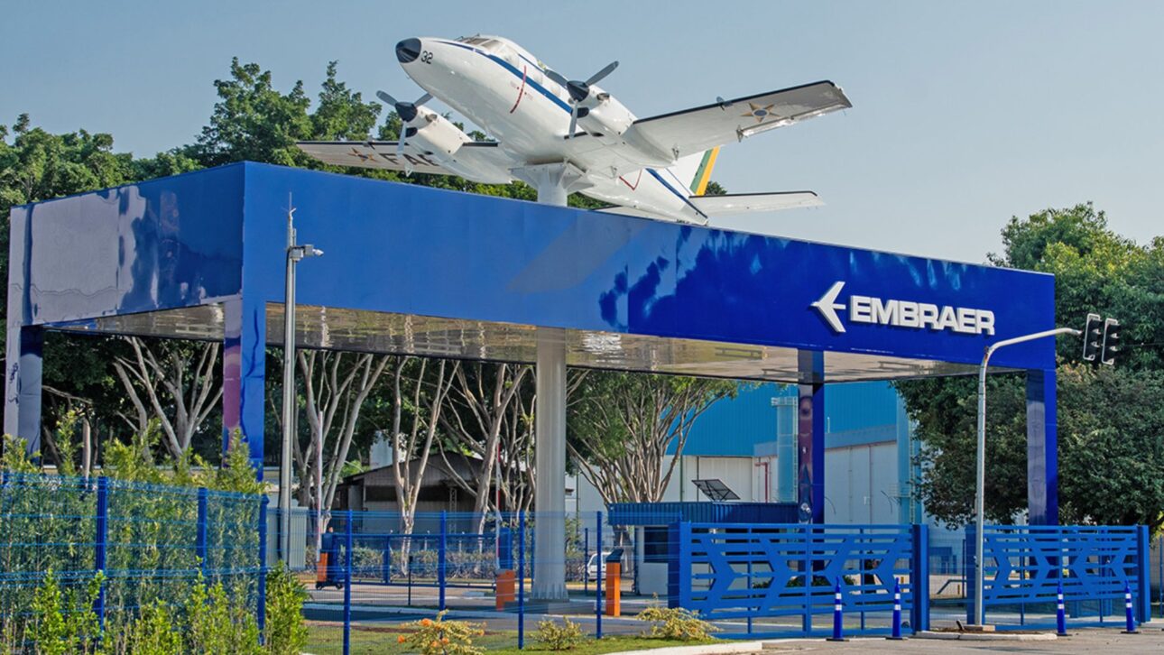 Fachada de Embraer con aeronave expuesta resalta conexión del PEE con el sector aeronáutico. (Imagen: AEROIN)