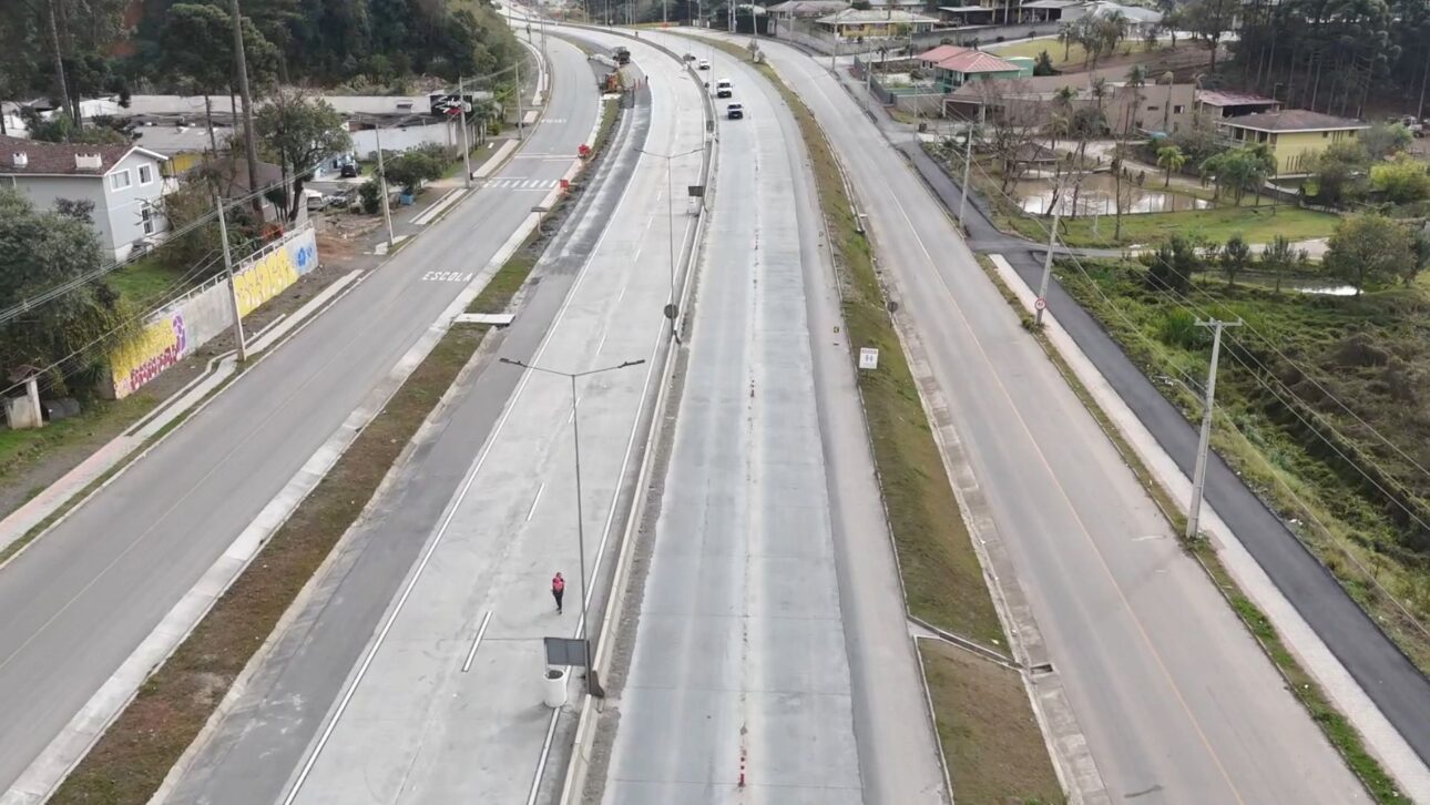 Carretera De Concreto Con Acabado Texturizado (Vassourado) Garantiza Adherencia Y Visibilidad En La Noche." (Imagen: Portal Estradas)