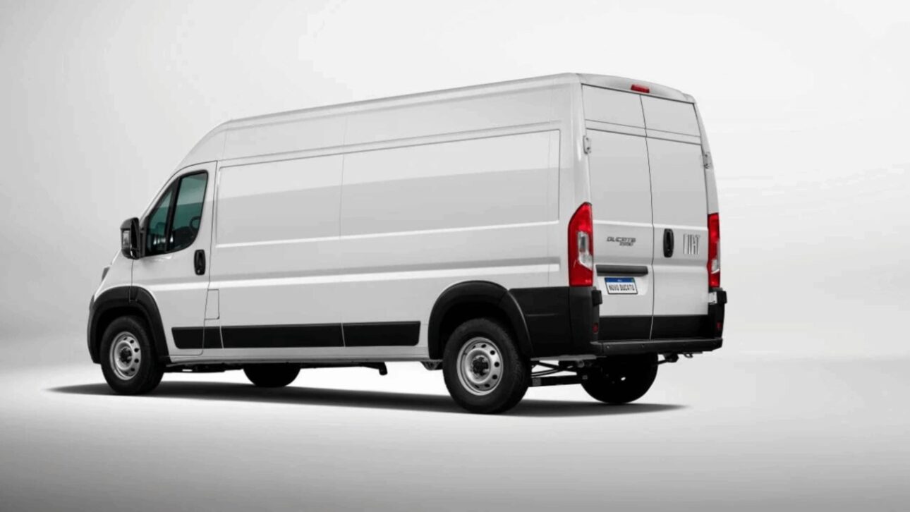 Fiat Ducato 2026 llega a Brasil con motor 140 cv, hasta 13 m³ de carga, autonomía de 972 km y nuevas soluciones de conectividad.