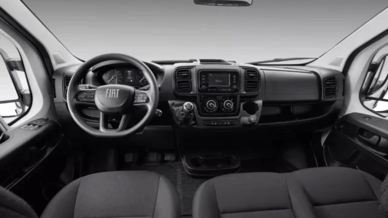 Fiat Ducato 2026 llega a Brasil con motor 140 cv, hasta 13 m³ de carga, autonomía de 972 km y nuevas soluciones de conectividad.