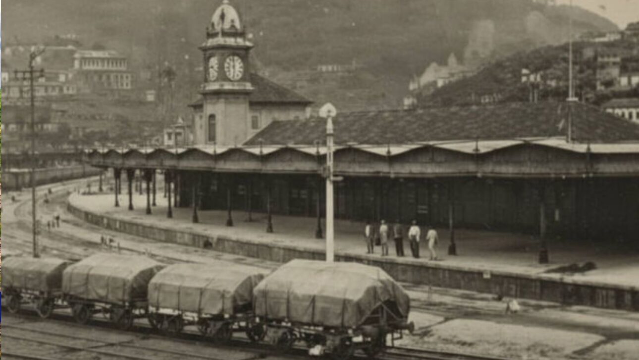 Primera ferrovia paulista, inaugurada en 1867, aún liga Santos al interior, vence la Serra do Mar y transporta millones de toneladas.