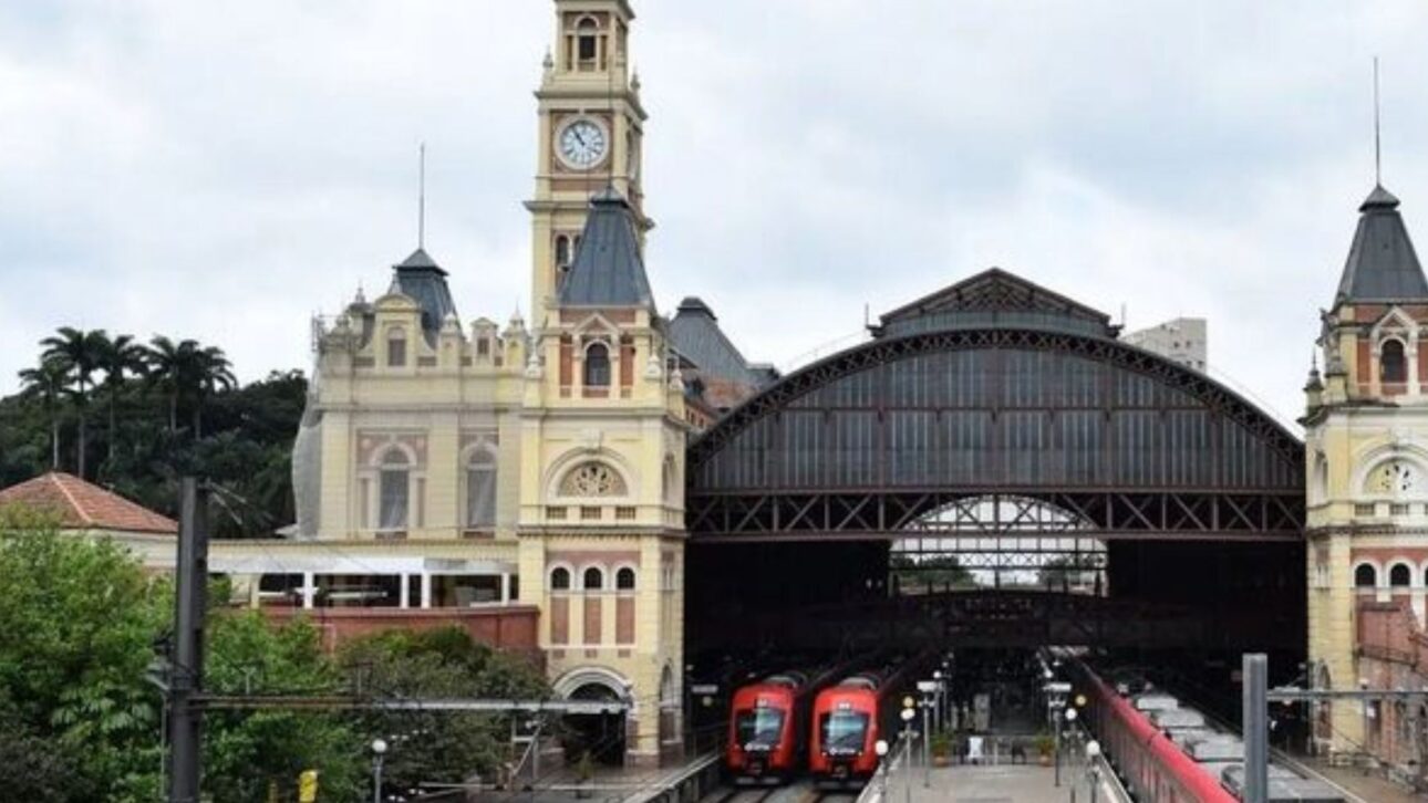 Primera ferrovia paulista, inaugurada en 1867, aún liga Santos al interior, vence la Serra do Mar y transporta millones de toneladas.