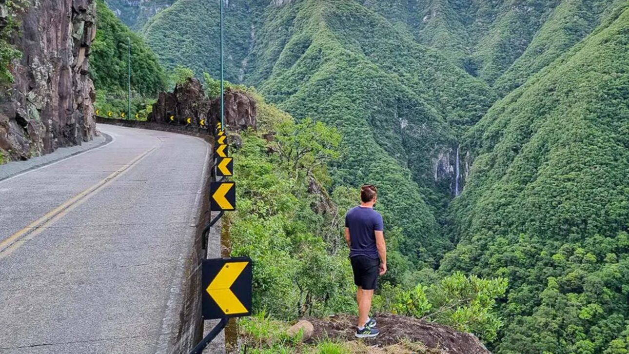 Descubra a Serra do Rio do Rastro, estrada icônica de Santa Catarina, com curvas, mirantes e vistas incríveis da Mata Atlântica. (Imagem: site Viagens e Caminhos)