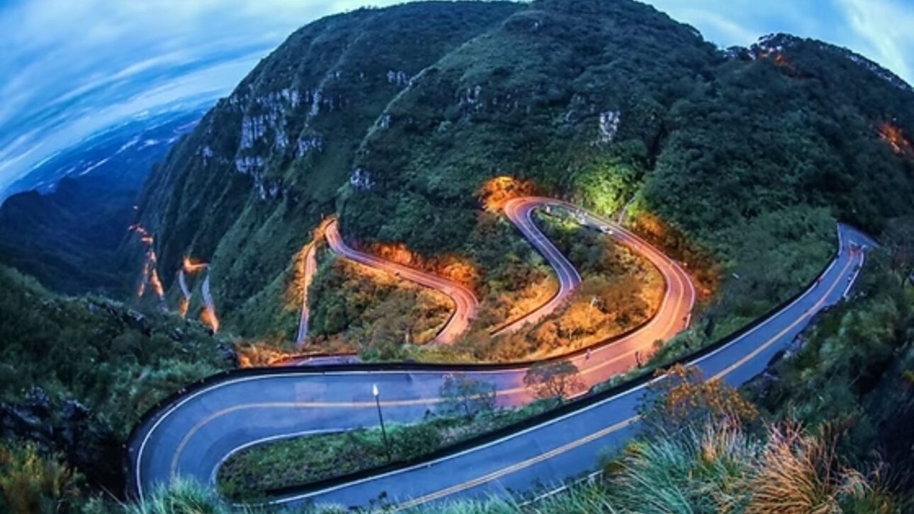Descubra a Serra do Rio do Rastro, estrada icônica de Santa Catarina, com curvas, mirantes e vistas incríveis da Mata Atlântica.