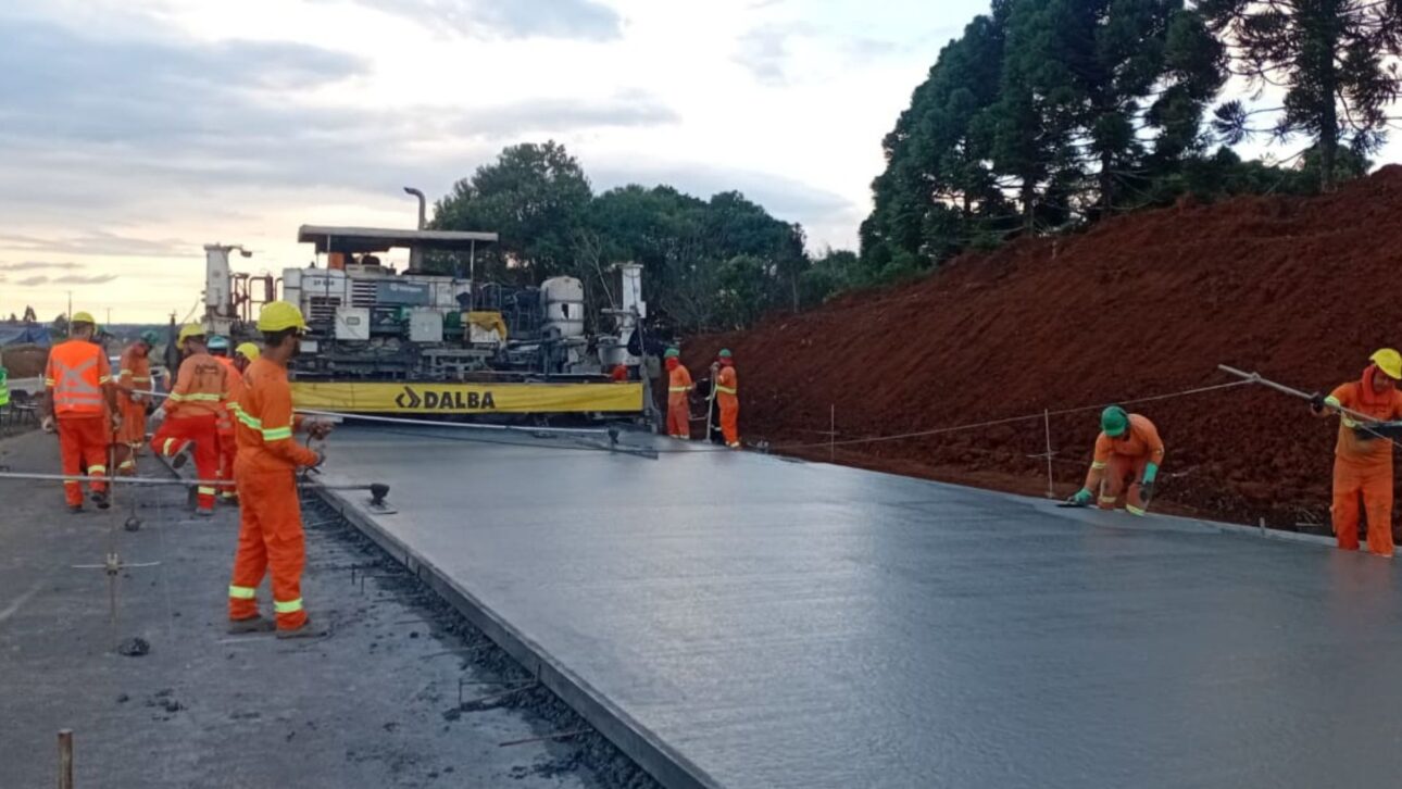 Obras en la PRC-466 en Guarapuava avanzan 54%, con whitetopping, puente concluido y nuevos sistemas de drenaje e iluminación.