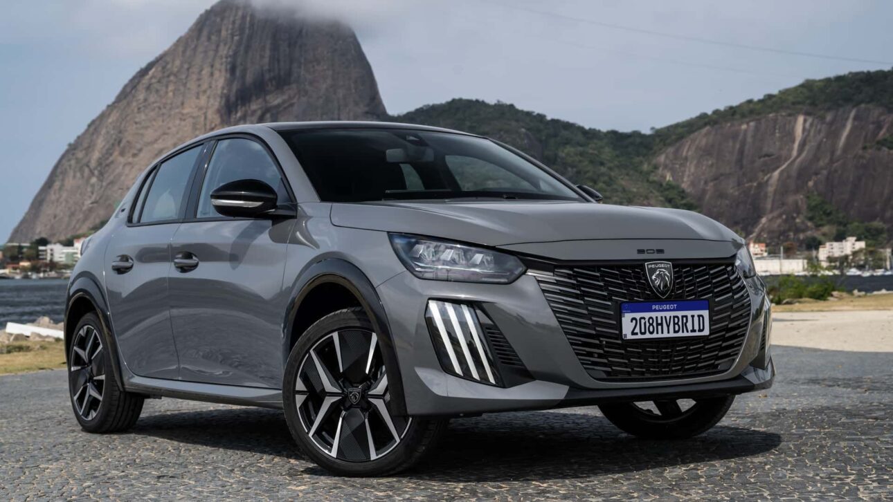 Peugeot 208 híbrido llega a Brasil con motor 1.0 turbo de 130 cv y sistema Bio-Hybrid 12V de Stellantis. Lanzamiento en septiembre.
