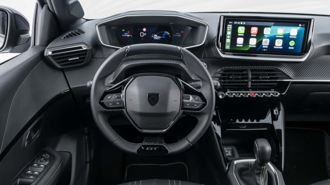 Peugeot 208 híbrido llega a Brasil con motor 1.0 turbo de 130 cv y sistema Bio-Hybrid 12V de Stellantis. Lanzamiento en septiembre.